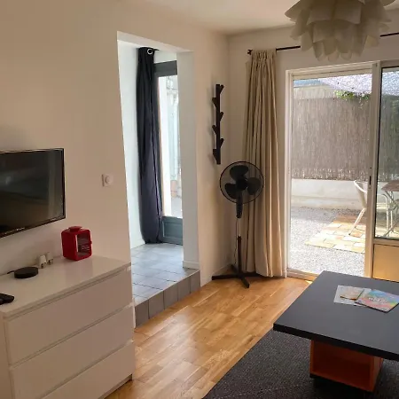 Grand Studio De 38m2 Et Cour Independante De 25m2 Dont Wifi Et Netflix Apartment